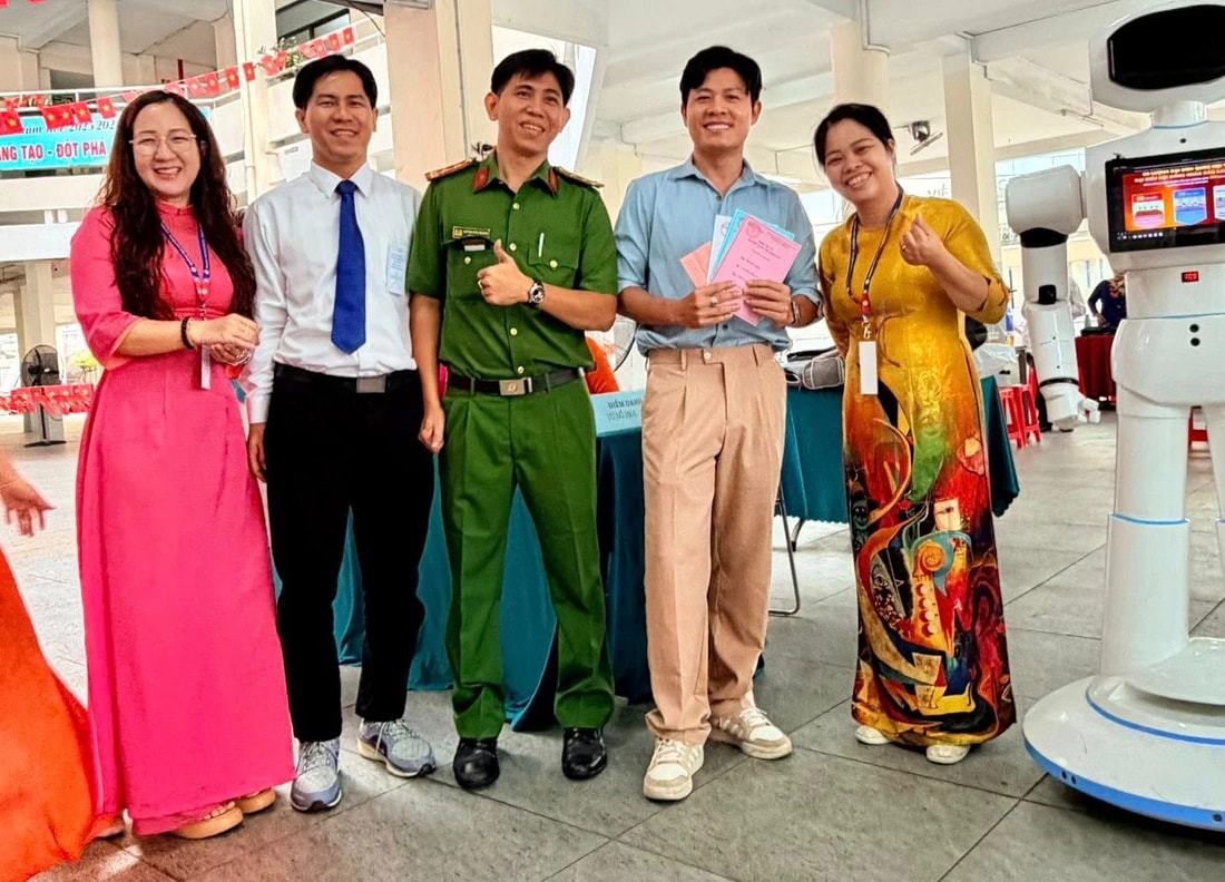 Nhạc sỹ Nguyễn Văn Chung chụp ảnh kỷ niệm cùng cán bộ tại địa điểm bầu cử.