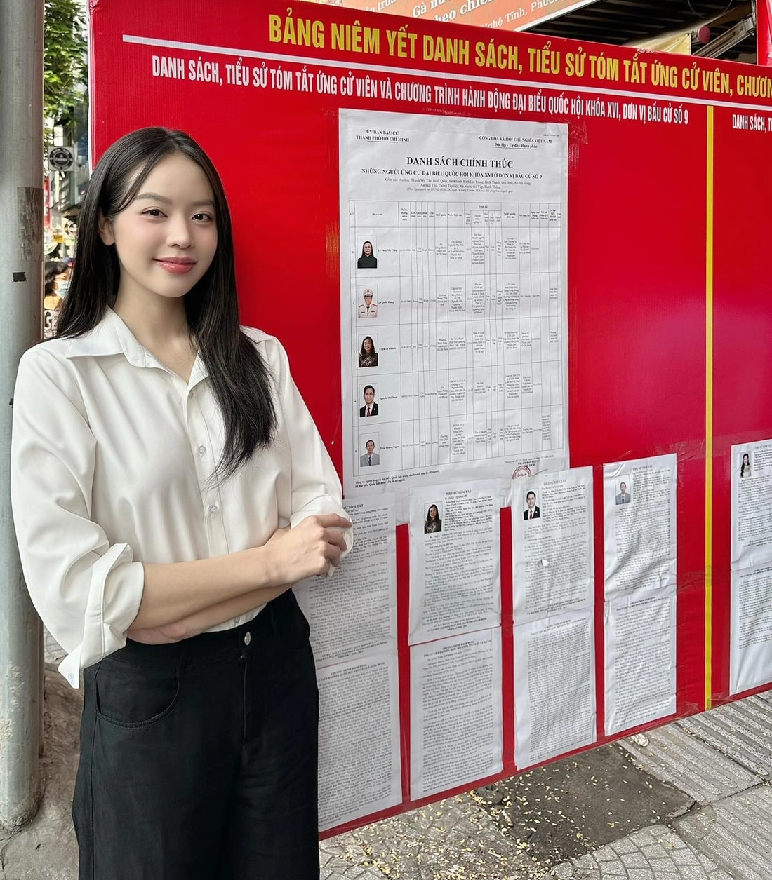 Hoa hậu Thanh Thuỷ cũng đến điểm bỏ phiếu thể hiện quyền và trách nhiệm của công dân.