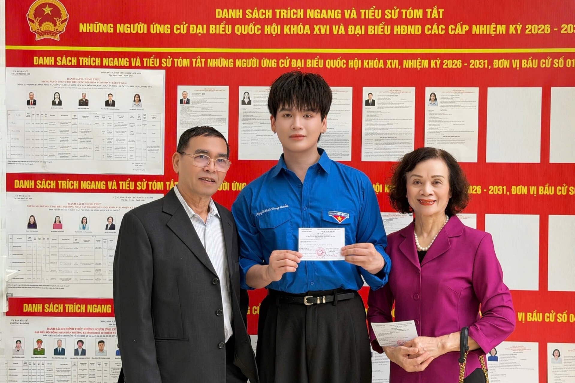 Ca sỹ Nguyễn Trần Trung Quân cùng gia đình bỏ phiếu tại điểm bầu cử ở phường Ba Đình, Hà Nội. 