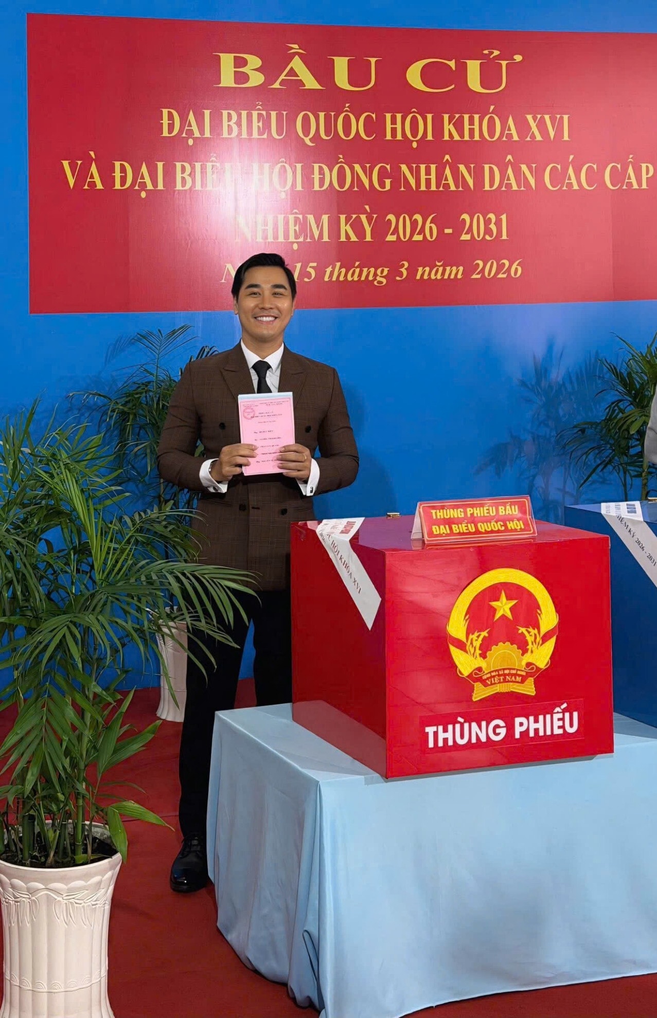 Nguyên Khang có mặt tại điểm bầu cử từ rất sớm để thực hiện quyền công dân. Nam MC cho biết anh ấn tượng với không khí chuẩn mực, nghiêm túc nhưng vẫn rất ân cần, gần gũi tại nơi bỏ phiếu.