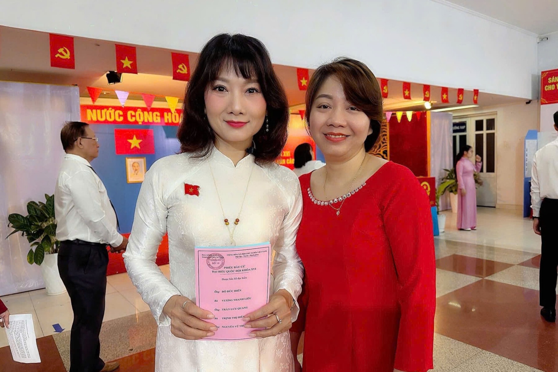 NSND Mỹ Uyên mặc áo dài, phấn khởi cùng bạn bè tham gia bầu cử tại khu vực của mình.