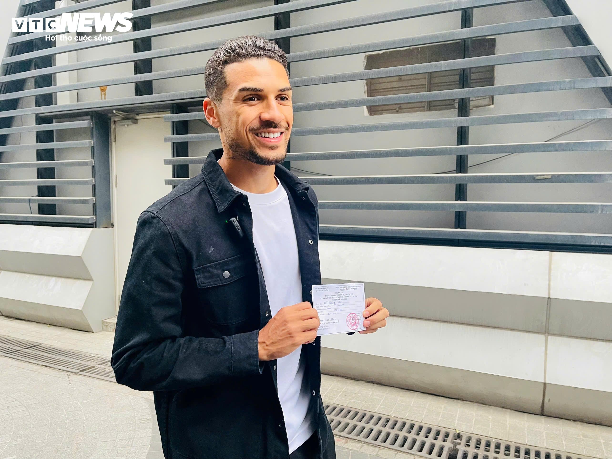 Cầm thẻ cử tri trên tay, anh không khỏi xúc động khi thấy tên mình.