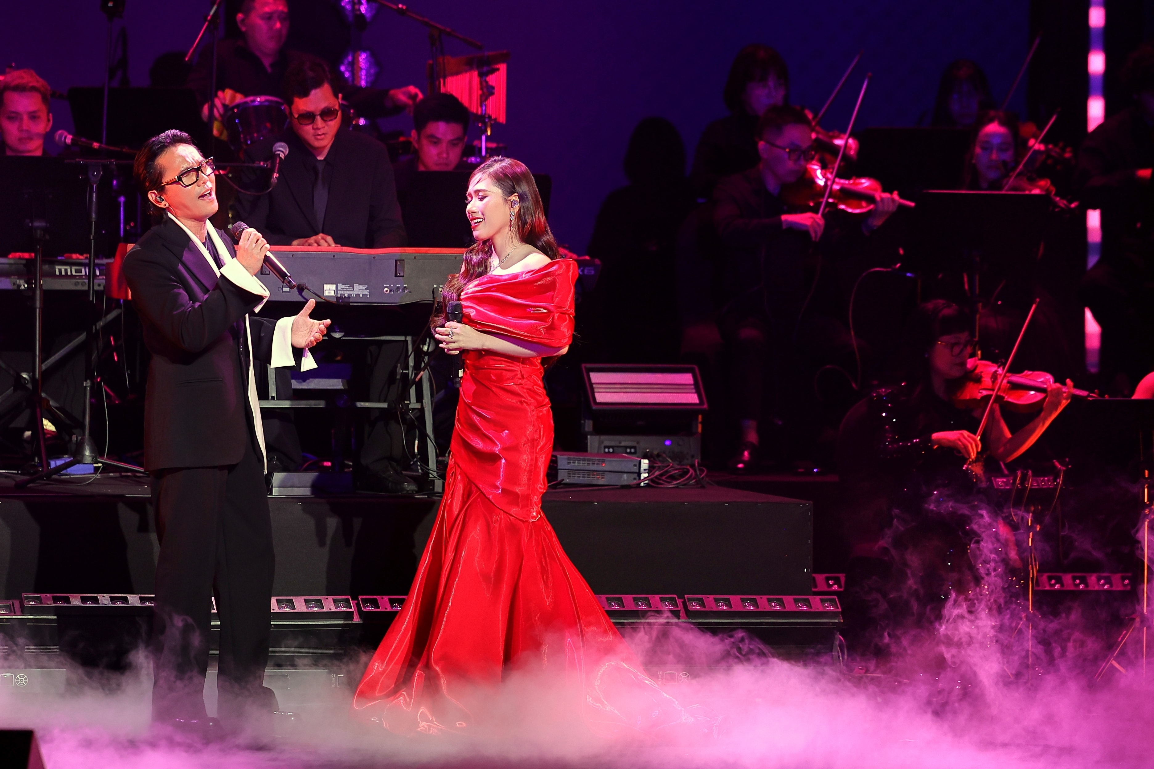 Ca sĩ - nhạc sĩ Tú Dưa với Thuỳ Chi trong ''Một thời ta là thế''.