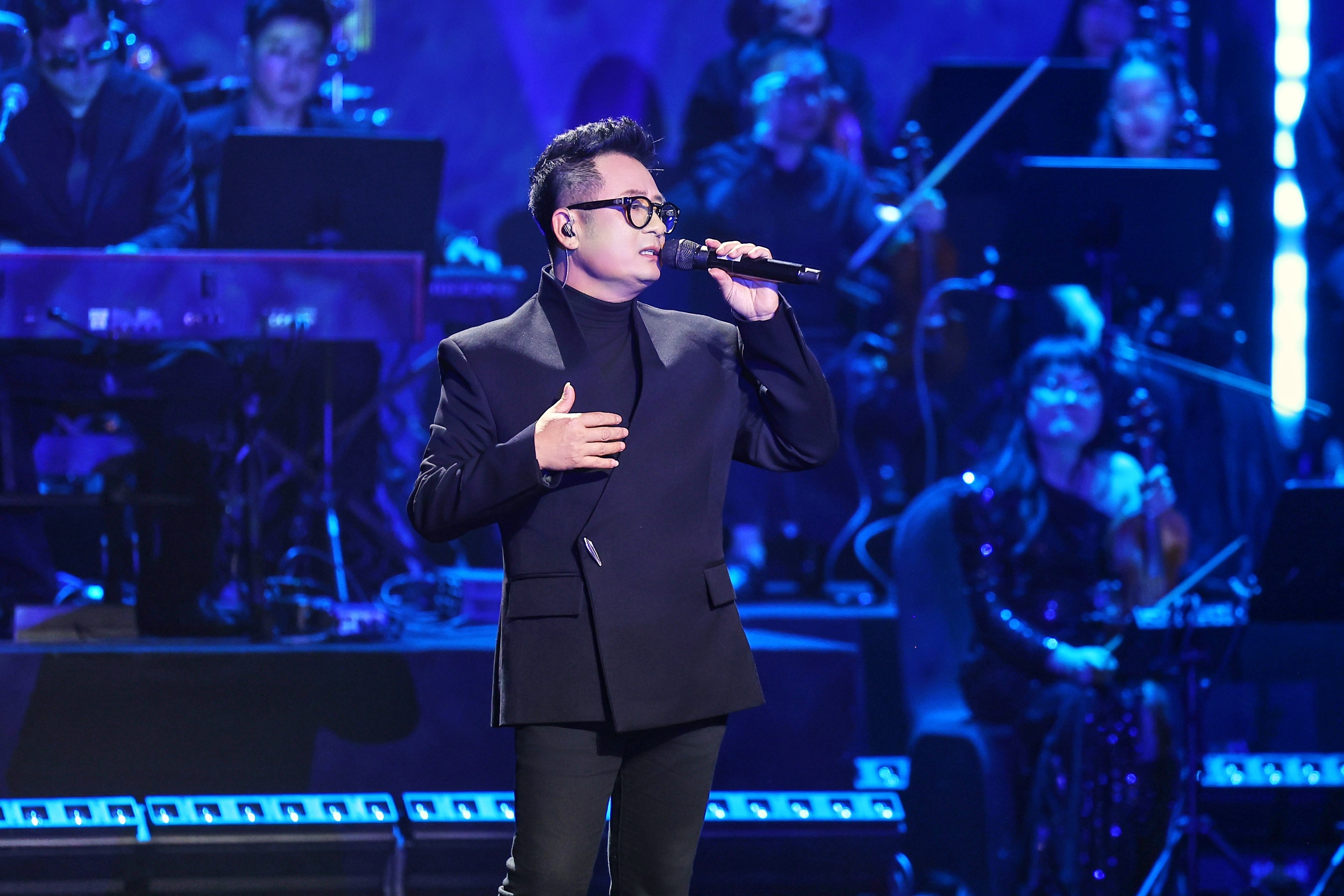 Bằng Kiều thể hiện ca khúc 