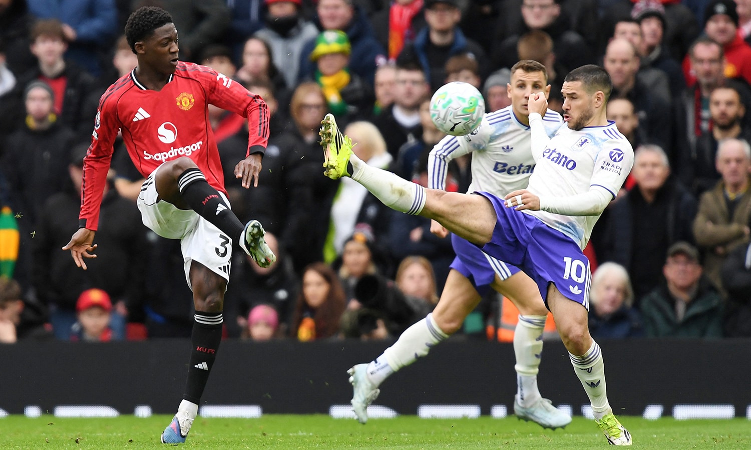 Man Utd và Aston Villa cạnh tranh vị trí thứ 3. (Ảnh: Reuters)