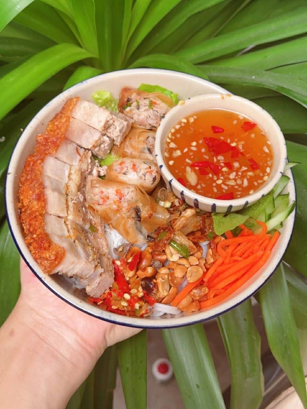 Hai chàng trai TPHCM bỏ việc 50 triệu đồng/tháng, bán bún mắm ở Philippines - 4