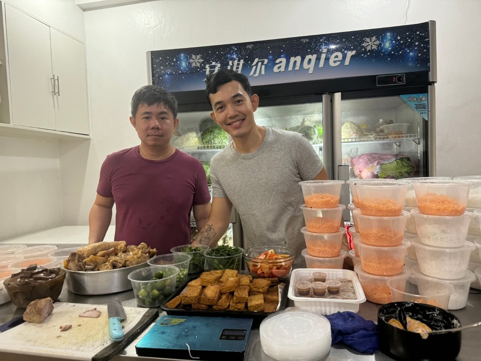 Hai chàng trai TPHCM bỏ việc 50 triệu đồng/tháng, bán bún mắm ở Philippines - 1