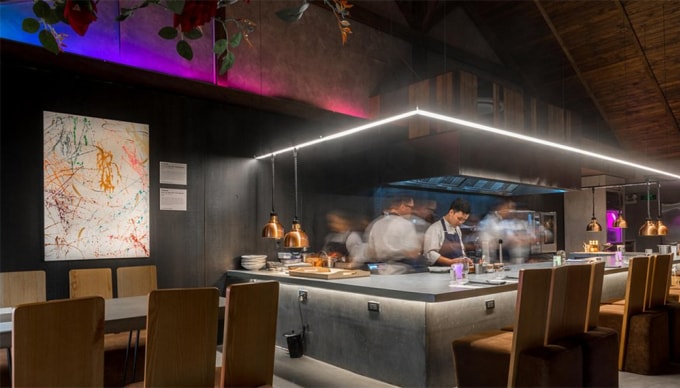 Căn bếp mở ở Monkey Gallery Dining. Ảnh: Michelin Guide