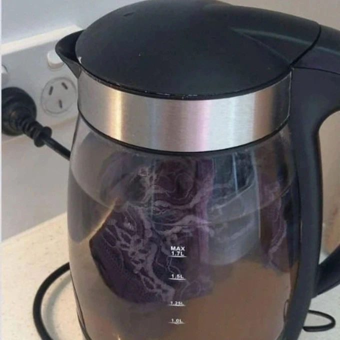 Du khách nữ dùng ấm đun nước siêu tốc để giặt đồ. Ảnh: Reddit