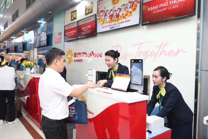 Khách làm thủ tục bay tại quầy. Ảnh: SPA