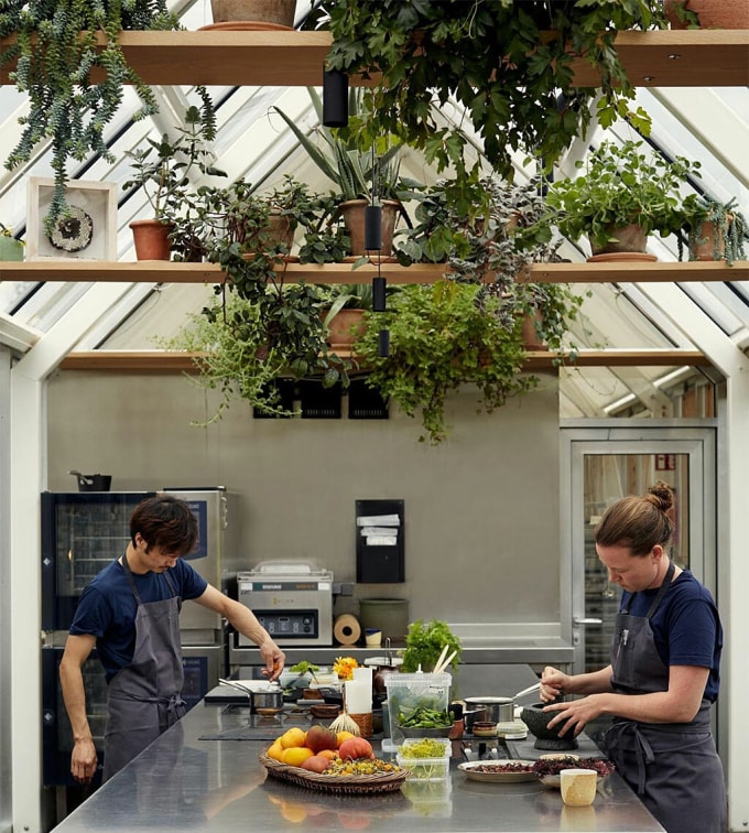 Nhà hàng có đội ngũ nhân viên lớn với chi phí cao. Ảnh: instagram @samaharris