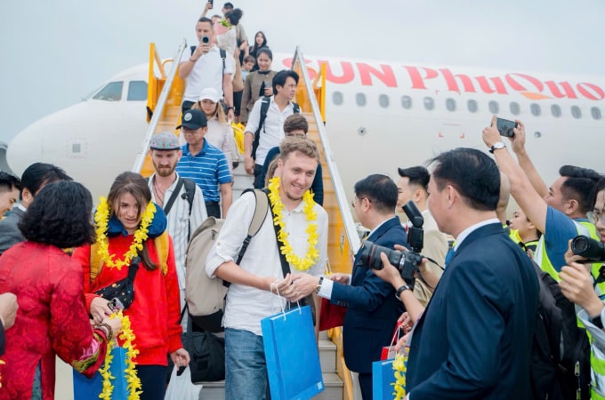 Những hành khách đầu tiên trên chuyến bay Phú Quốc - Nha Trang của Sun PhuQuoc Airways. Ảnh: SPA