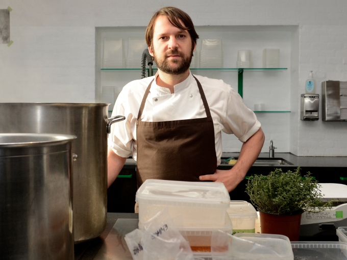 René Redzepi, bếp trưởng kiêm đồng sở hữu nhà hàng Noma (Copenhagen), năm 2012. Ảnh: Fabian Bimmer/Reuters.