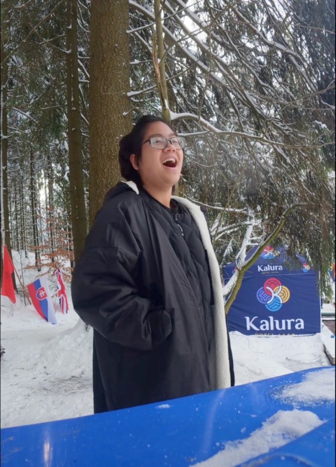 Phan Anh, 15 tuổi, lần đầu sung sướng lần đầu tiên thấy tuyết, lần đầu tiên bơi băng ở Neuhermsdorf, Đức. Ảnh: Phanh phiêu lưu ký