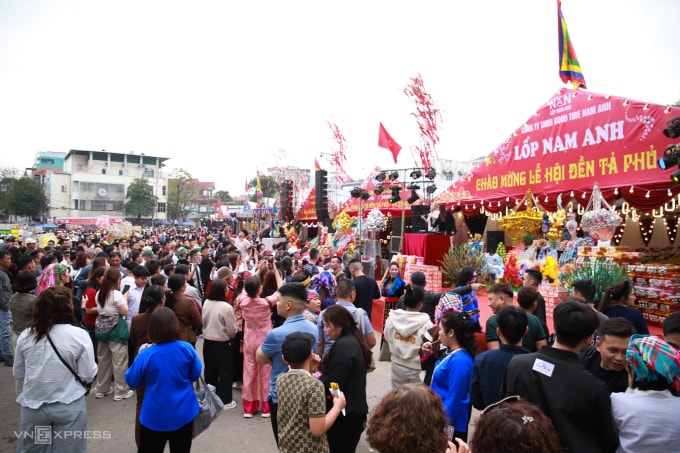 Khách thập phương đổ về chơi hội, ghé từng rạp để chung vui. Ảnh: Nga Thanh