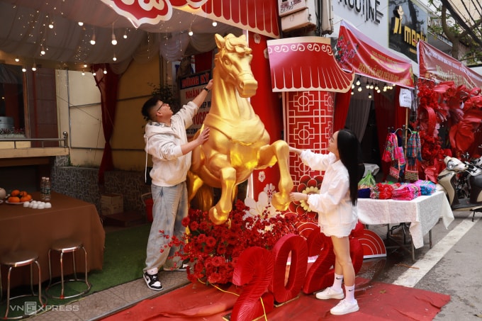 Anh Trần Trung Thành (31 tuổi), ở phường Kỳ Lừa, chi hơn 60 triệu đồng thiết kế rạp và mua linh vật ngựa, ngày 14/3. Ảnh: Quỳnh Nguyễn