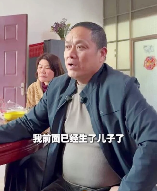 Hình ảnh người cha, mẹ trong lễ đoàn tụ với Hong Yangli. Ảnh: Red Star