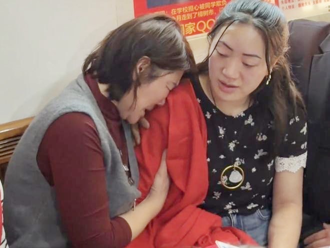 Hong Yangli, 28 tuổi và mẹ, bà Yang, đoàn tụ ngày 14/3. Ảnh: Red Star