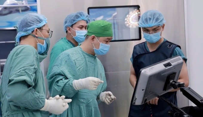 Các y bác sĩ trong phòng phẫu thuật cho bệnh nhân. Ảnh: Bệnh viện cung cấp