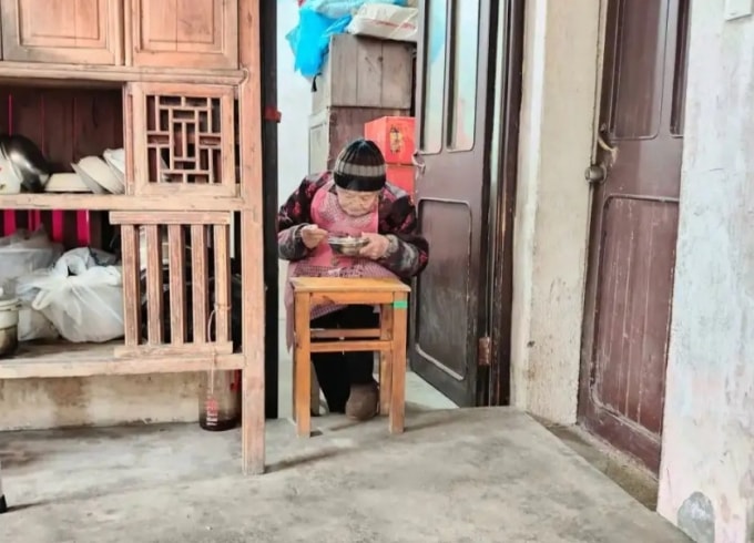 Món ăn yêu thích nhất của cụ Kim là chân giò hâm, mỗi bữa ăn 2-3 miếng. Ảnh: Taizhou Evening News