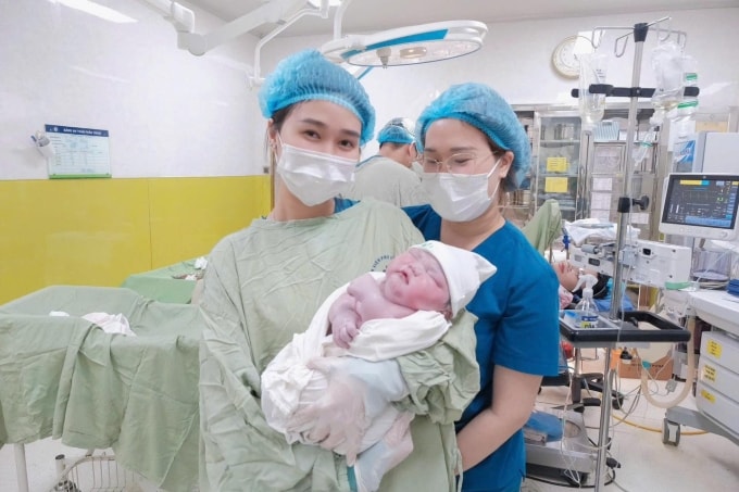 Bé trai chào đời nặng 5.86 kg tại Bệnh viện Phụ sản Hà Nội. Ảnh: Bệnh viện cung cấp