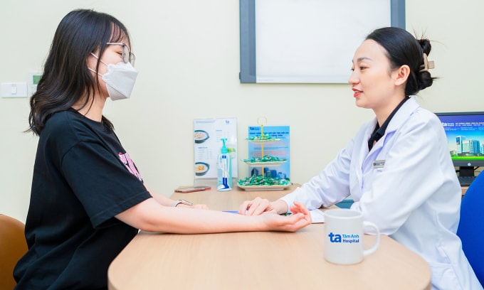 Bác sĩ Huyền Vân khám cho người bệnh. Ảnh: Bệnh viện Đa khoa Tâm Anh