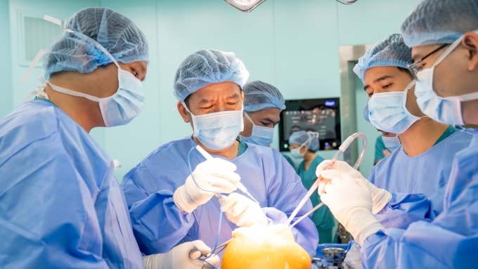 Bác sĩ Bệnh viện Hoàn Mỹ Sài Gòn phẫu thuật khớp gối cho bệnh nhân. Ảnh: Bệnh viện cung cấp