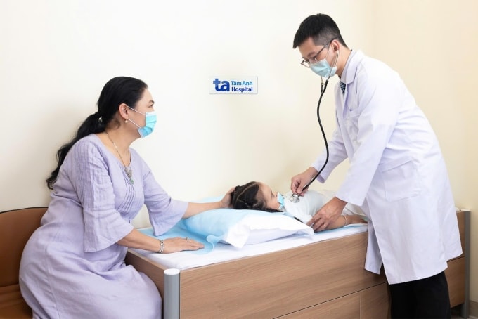 Bác sĩ Lộc khám sức khỏe cho một bệnh nhi. Ảnh: Bệnh viện Đa khoa Tâm Anh