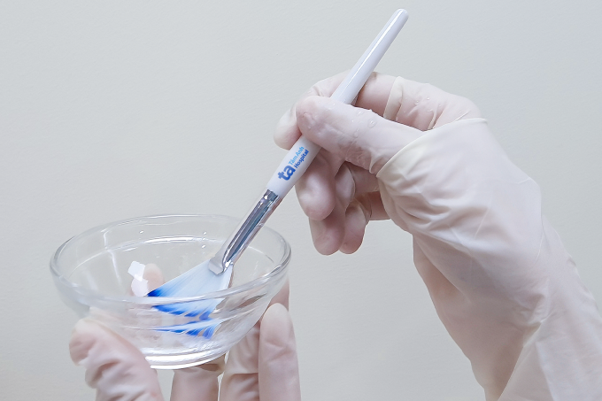 Bác sĩ chuẩn bị hoạt chất peel da cho một phụ nữ. Ảnh: Bệnh viện Đa khoa Tâm Anh