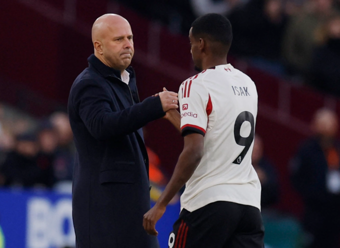 HLV Arne Slot bắt tay Alexander Isak khi rút tiền đạo này rời sân, trong trận Liverpool thắng West Ham 2-0 trên sân vận động London, Anh ngày 30/11/2025. Ảnh: Reuters