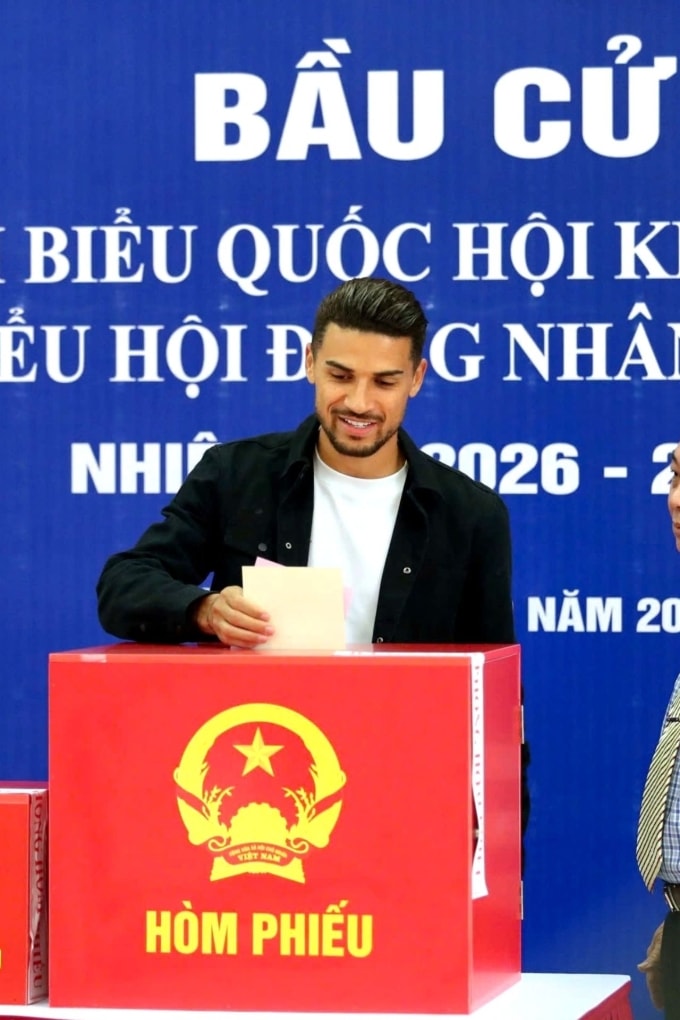 Tiền vệ nhập tịch Việt Nam gốc Brazil Đỗ Hoàng Hên bỏ phiếu bầu Quốc hội khóa 16 và đại biểu HĐND các cấp nhiệm kỳ 2026-2031, tại điểm số 22 ở phường Từ Liêm, Hà Nội vào sáng 15/3/2026. Ảnh: Hà Nội FC