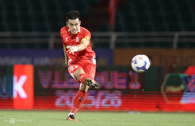 Tiền đạo Nguyễn Tiến Linh trong nỗ lực sút bóng trong trận CLB Công an TP HCM thắng PVF-CAND 1-0 ở vòng 16 V-League 205-2026, trên sân Thống Nhất, tối 15/3. Ảnh: Đức Đồng