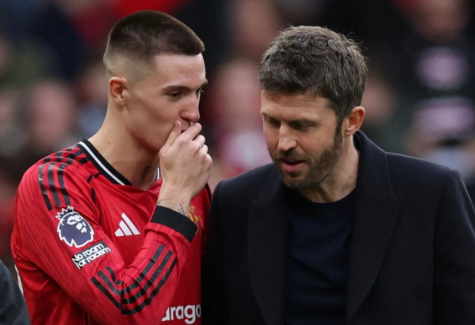 HLV Michael Carrick trò chuyện với Benjamin Sesko sau trận Man Utd thắng Crystal Palace 2-1 ở vòng 28 Ngoại hạng Anh trên sân Old Trafford, Manchester, Anh ngày 1/3/2026. Ảnh: Reuters