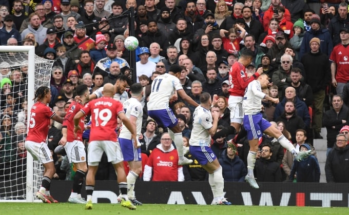 Tình huống Casemiro bật cao nhất để đánh đầu mở tỷ số cho Man Utd trong trận gặp Aston Villa trên sân Old Trafford, thành phố Manchester, Vương quốc Anh, vòng 30 Ngoại hạng Anh ngày 15/3/2026. Ảnh: Reuters