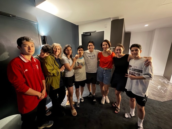 7 thành viên đội tuyển nữ Iran xin tị nạn ở Australia (6 người bên trái và ngoài cùng phải), sau khi dừng bước ở Asian Cup nữ, vào ngày 10/3/2026. Ảnh: X/@Tony_Burke