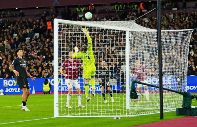 Bernardo Silva đưa bóng ngoài tầm với của Mads Hermansen, ghi bàn mở tỷ số. Ảnh: Shutterstock