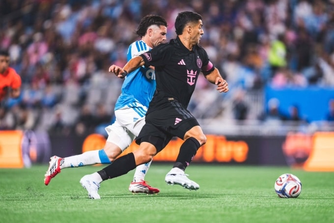 Suarez (áo đen) đi bóng trong trận Charlotte 0-0 Inter Miami ở vòng bốn MLS tối 14/3. Ảnh: Inter Miami