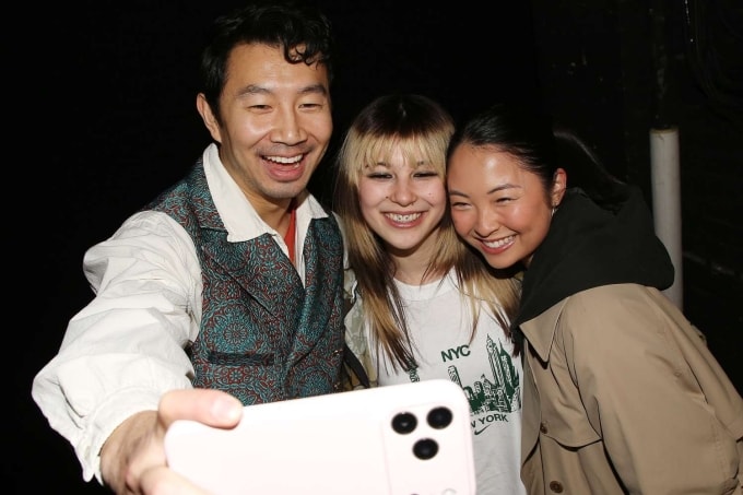 Simu Liu, Alysa Liu và Allison Hsu (từ trái sang) ở hậu trường vở kịch Oh, Mary! trên sân khấu Broadway, thành phố New York, Mỹ. Ảnh: WireImage