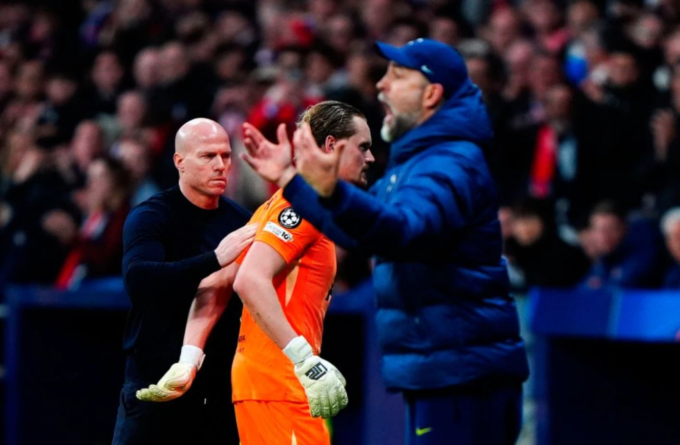 HLV Igor Tudor phớt lờ Antonin Kinsky khi rút anh khỏi sân trong trận Tottenham thua Atletico 2-5 ở lượt đi vòng 1/8 Champions League ngày 10/3/2026. Ảnh: PA Wire