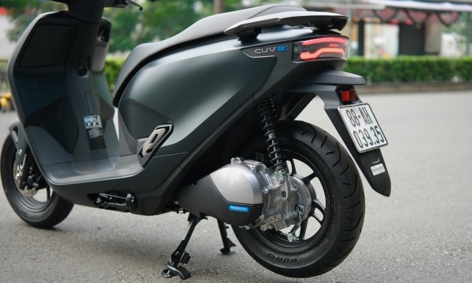 Hệ thống giảm xóc phía sau trên xe máy điện. Ảnh: Hồ Tân