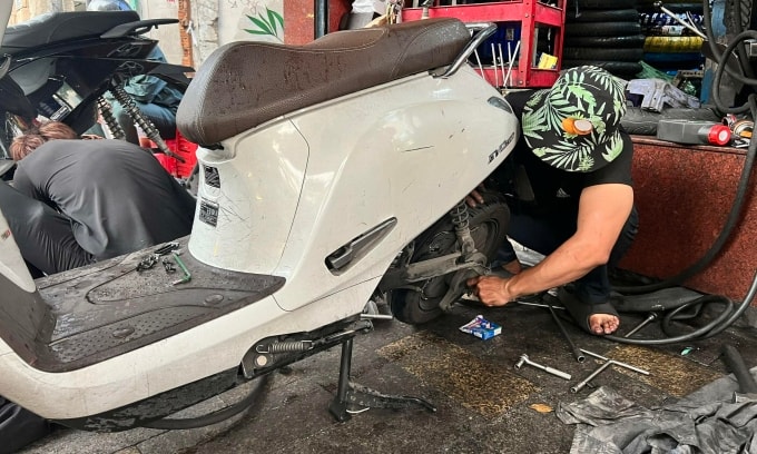 Xe máy điện đang được thay lốp. Ảnh: Hồ Tân
