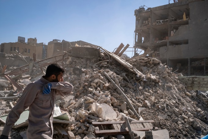 Một đồn cảnh sát ở Tehran bị san phẳng sau đòn không kích của Mỹ - Israel vào Iran ngày 3/3. Ảnh: AFP