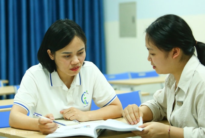 Chị Vui, 36 tuổi, tin rằng ngoại ngữ mang lại lợi thế nhiều hơn trong thị trường lao động ngày càng cạnh tranh gay gắt. Ảnh: Việt An