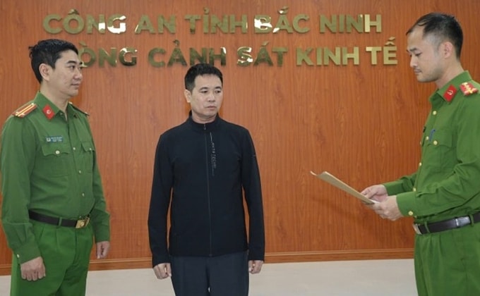 Công an tống đạt quyết định khởi tố với Nguyễn Công Khương. Ảnh: Công an cung cấp