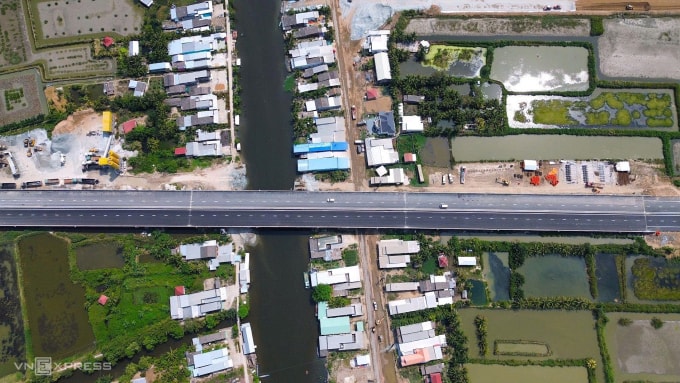 Cao tốc Hậu Giang - Cà Mau đoạn qua kênh Huyện Sử, xã Trí Phải, tỉnh Cà Mau. Ảnh: Chúc Ly