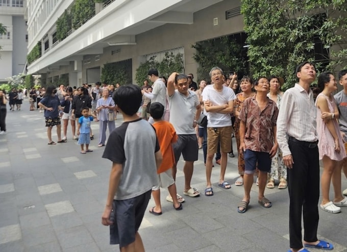 Hàng trăm cư dân di tản xuống hành lang chung cư khi có báo cháy. Ảnh: Minh Bằng