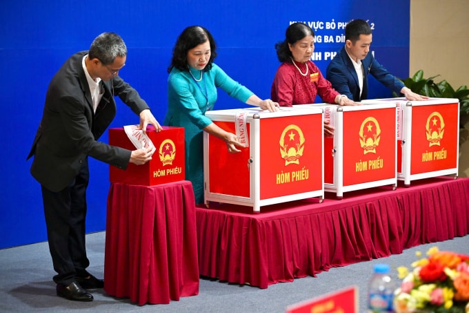 Công tác chuẩn bị hòm phiếu bầu cử đại biểu Quốc hội và HĐND các cấp tại phường Ba Đình, Hà Nội. Ảnh: Giang Huy