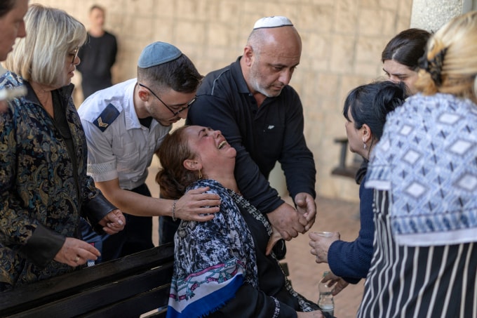 Người thân đau buồn trong đám tang một người tử nạn ở Israel, ngày 11/3. Ảnh: AFP