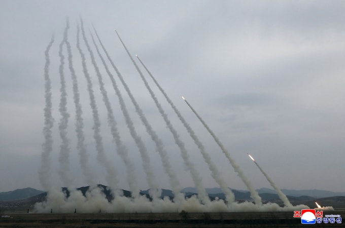 Các hệ thống MLRS Triều Tiên khai hỏa trong cuộc diễn tập ngày 14/3. Ảnh: KCNA