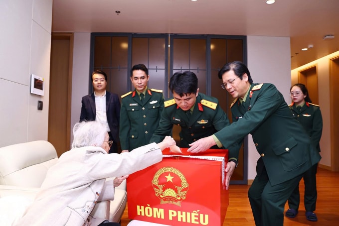 Cán bộ Bệnh viện 108 đưa hòm phiếu đến phòng của bà Nguyễn Thị Bình để bà bỏ phiếu. Ảnh: Bệnh viện 108